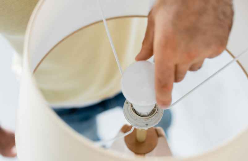 Débrancher votre lampe, le premier geste de sécurité-Adaptateur.net